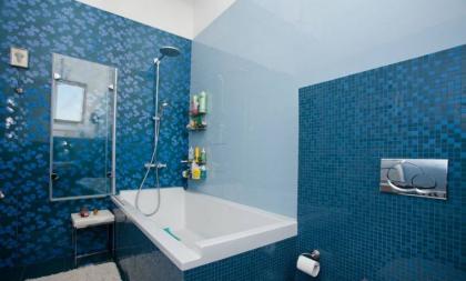 синяя мозаика в ванной3.jpg
